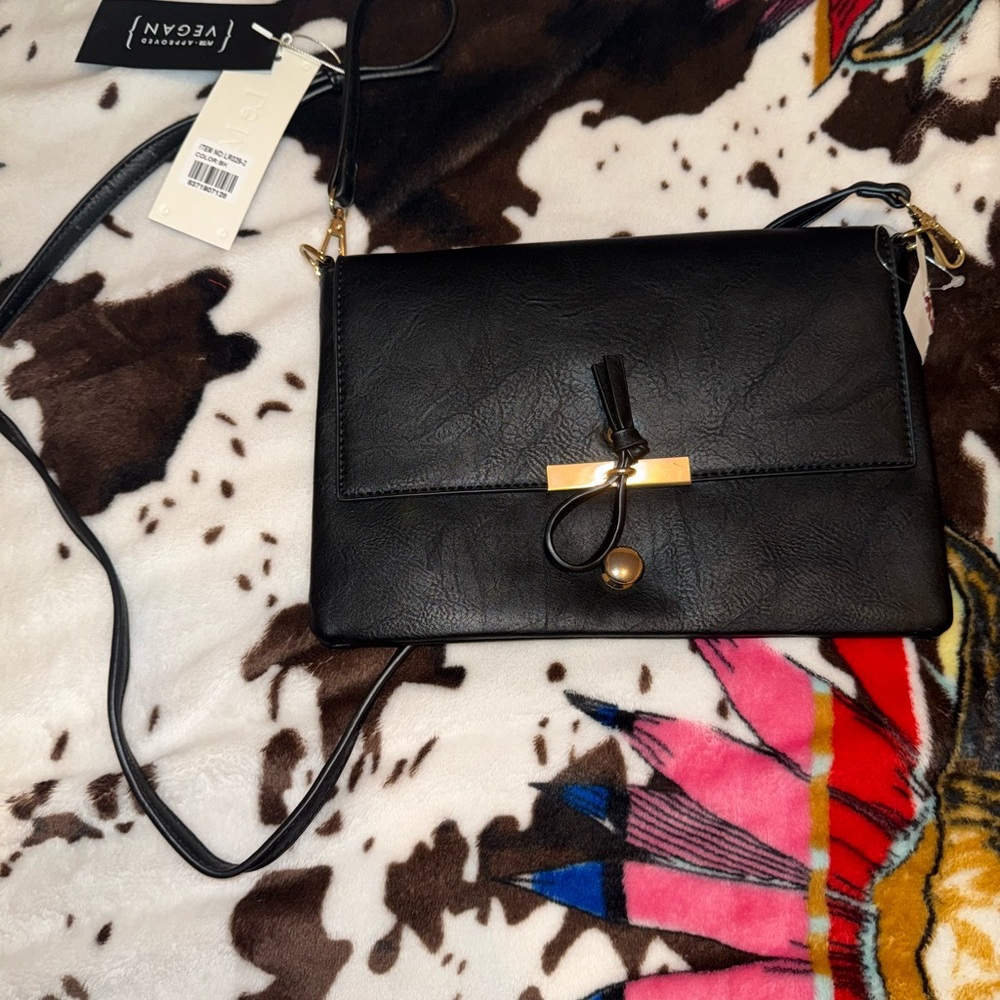 Elegant Black Crossbody Bag with Gold Clasp